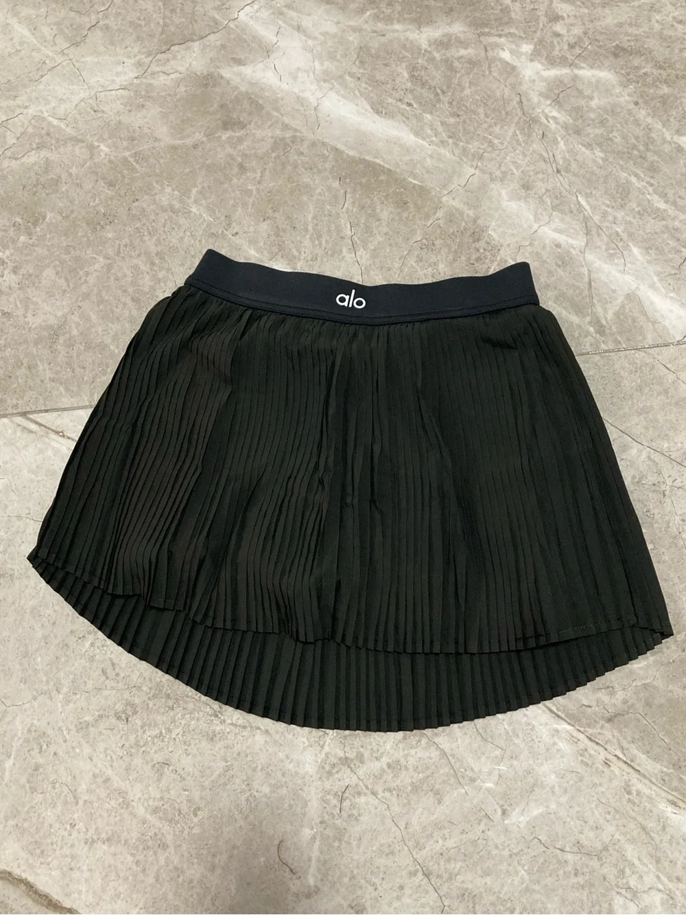 ALO Yoga Black Pleated Skort with Black Logo Crop Tank